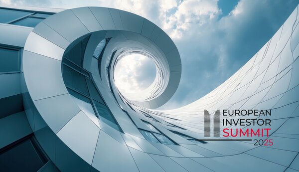 Photo d'architecture avec le logo European Investor Summit 2025